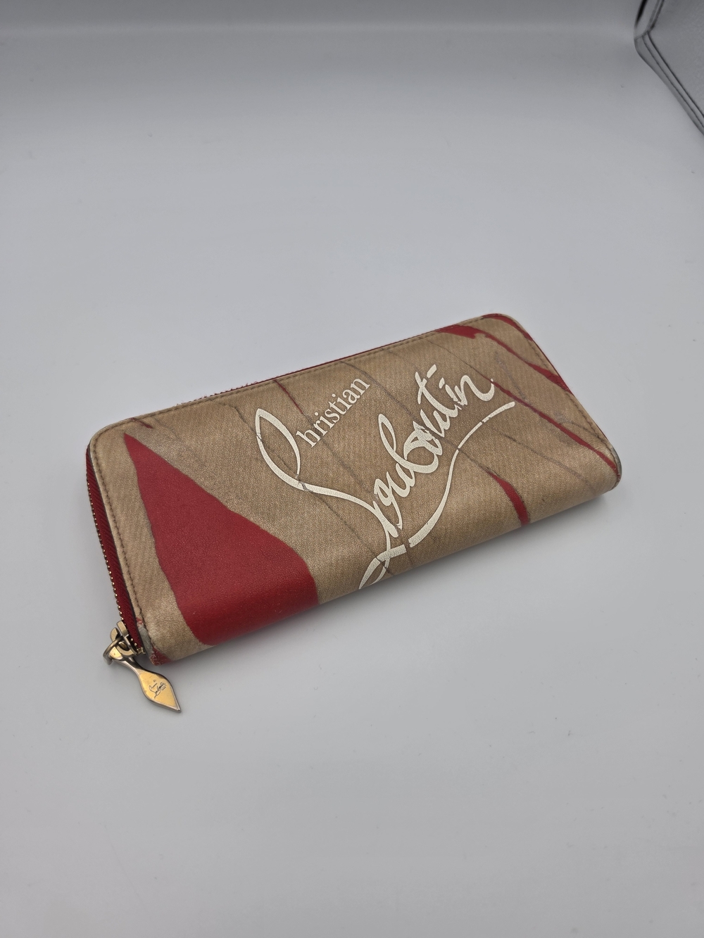 Christian Louboutin Red/Tan Panettone Wallet Featuring The Kraft Loubi COA(EUC)✨
